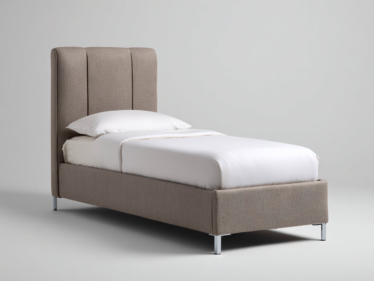 Einzelbett gepolstert 210x105x115 cm - Taupe-Silber - hohes Kopfteil mit vertikaler Steppung und Metallfüßen - modernes Design